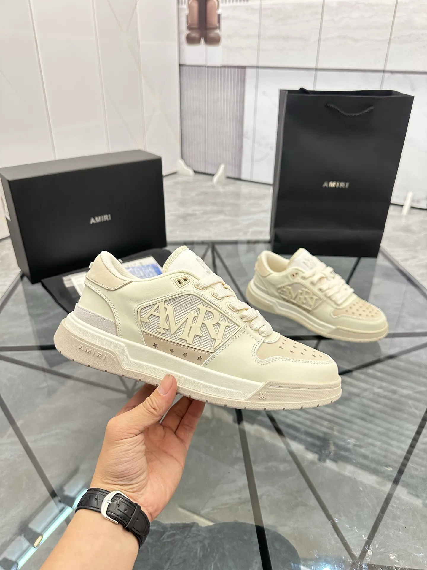 Men's shoes: 💰P660¥ Guangzhou top quality Product trademark: AMIRI* "Amir*" low-top casual shoes Regular size: 39-44 (can be customized to 45) Product material: upper imported first-layer cowhide stitching original material, breathable lining, original outsole. Number: 525